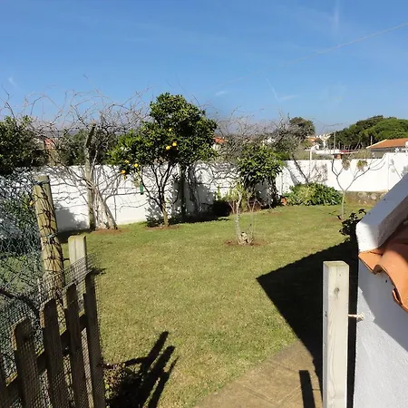 Em Moradia Com Jardim Cascais