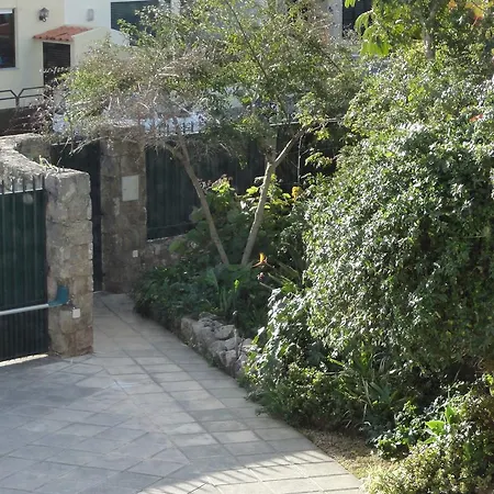 Em Moradia Com Jardim Cascais