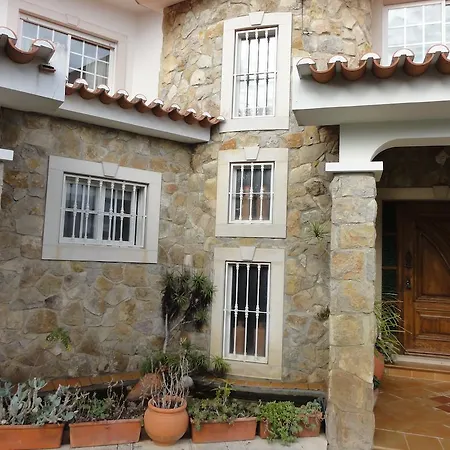 Em Moradia Com Jardim Cascais