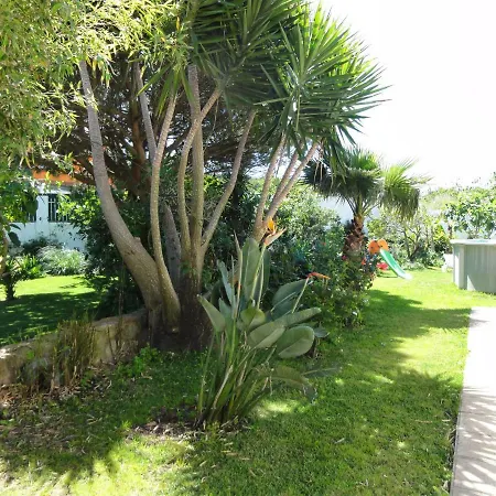 Em Moradia Com Jardim *